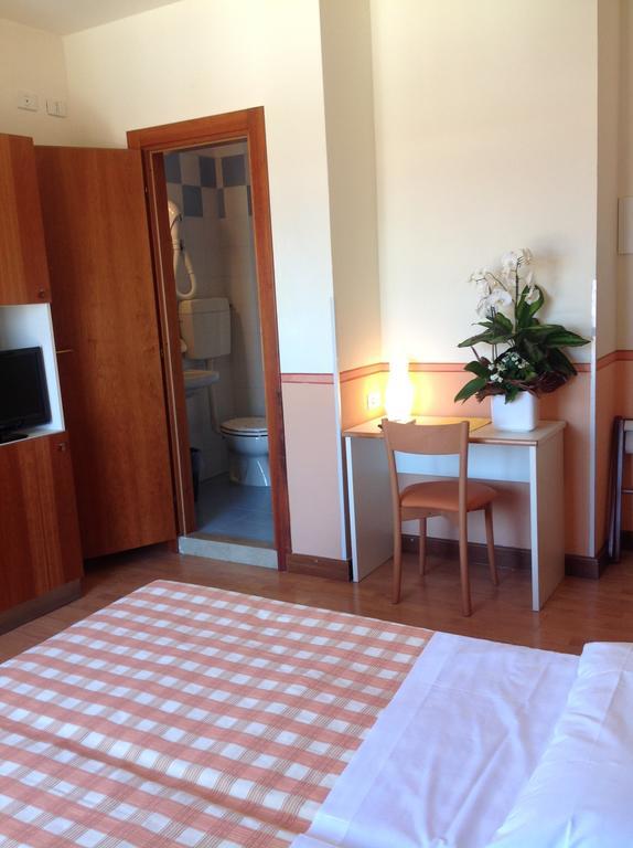 Hotel Romeo Torri del Benaco Szoba fotó